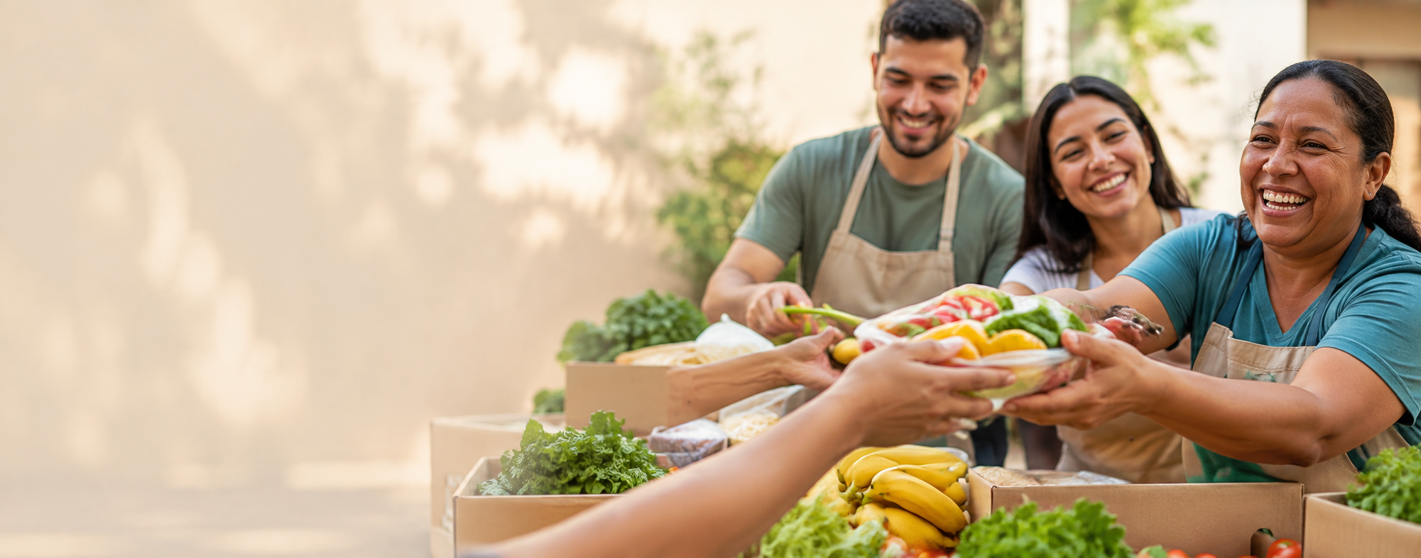 Voluntarios organizando alimentos para la comunidad